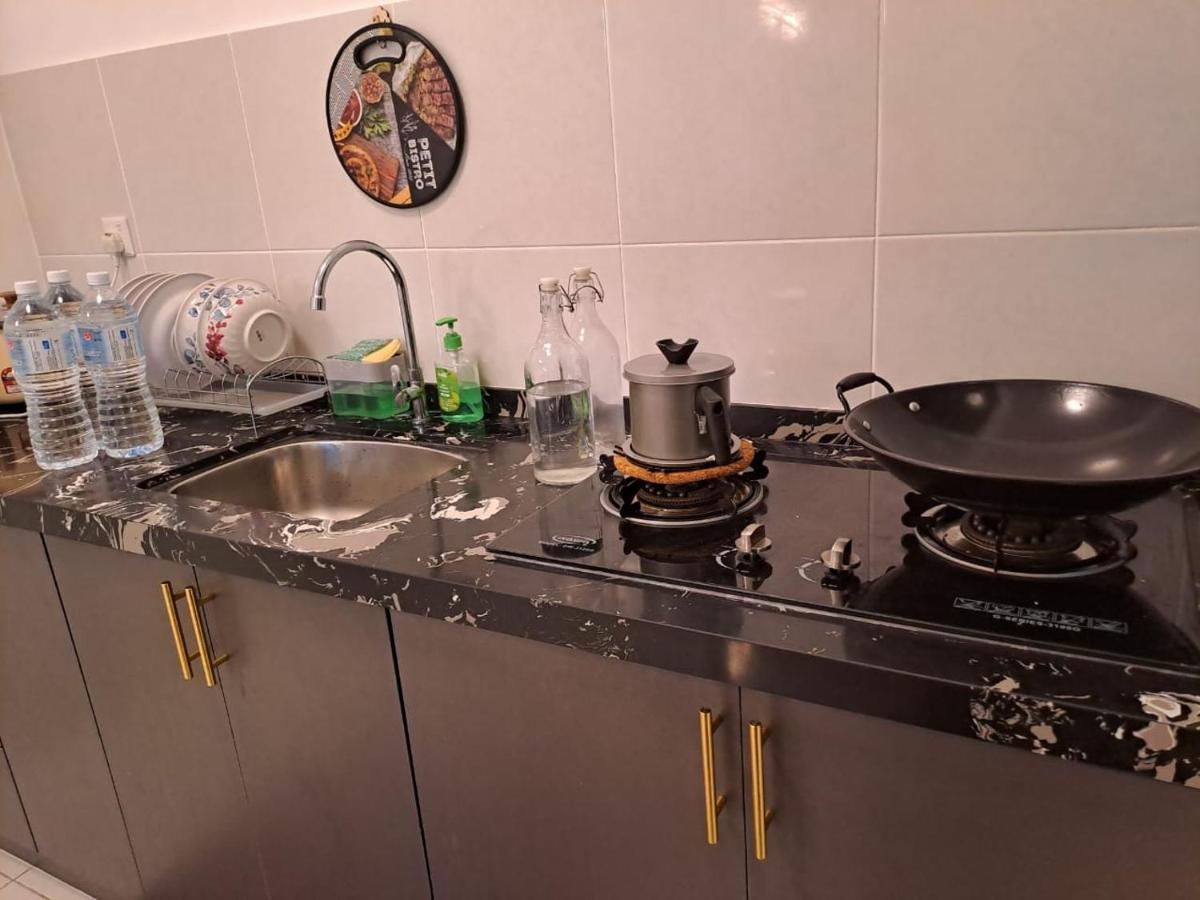 Impiana Homestay Near Putrajaya, Cyberjaya, Musliem Only,Wifi,Netflix Kampung Dengkil Bagian luar foto