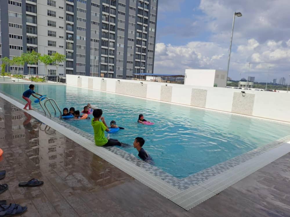 Impiana Homestay Near Putrajaya, Cyberjaya, Musliem Only,Wifi,Netflix Kampung Dengkil Bagian luar foto