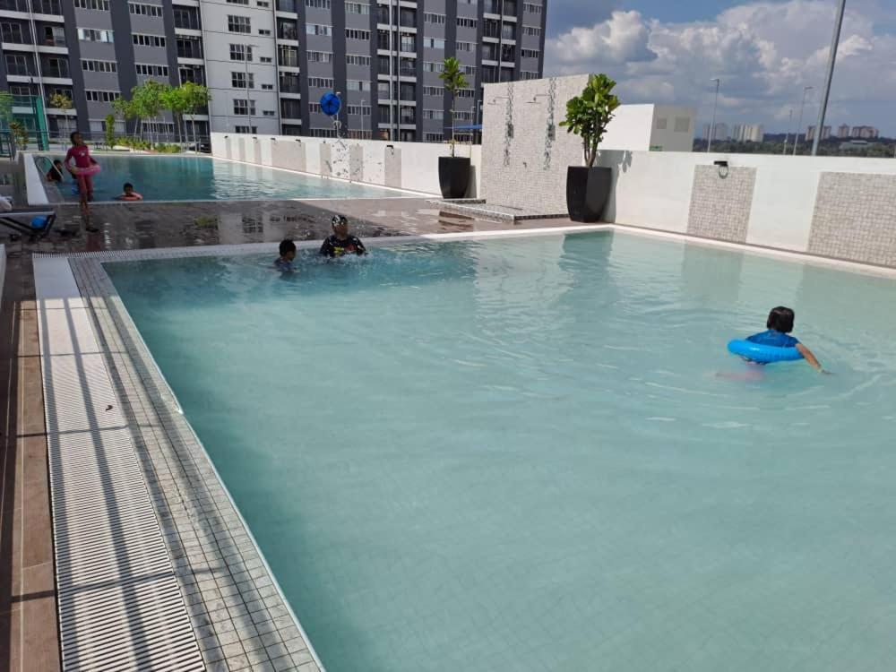 Impiana Homestay Near Putrajaya, Cyberjaya, Musliem Only,Wifi,Netflix Kampung Dengkil Bagian luar foto