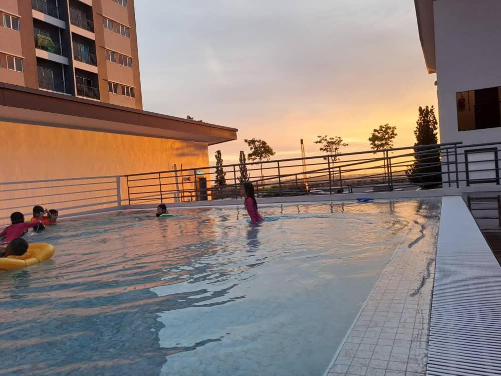 Impiana Homestay Near Putrajaya, Cyberjaya, Musliem Only,Wifi,Netflix Kampung Dengkil Bagian luar foto